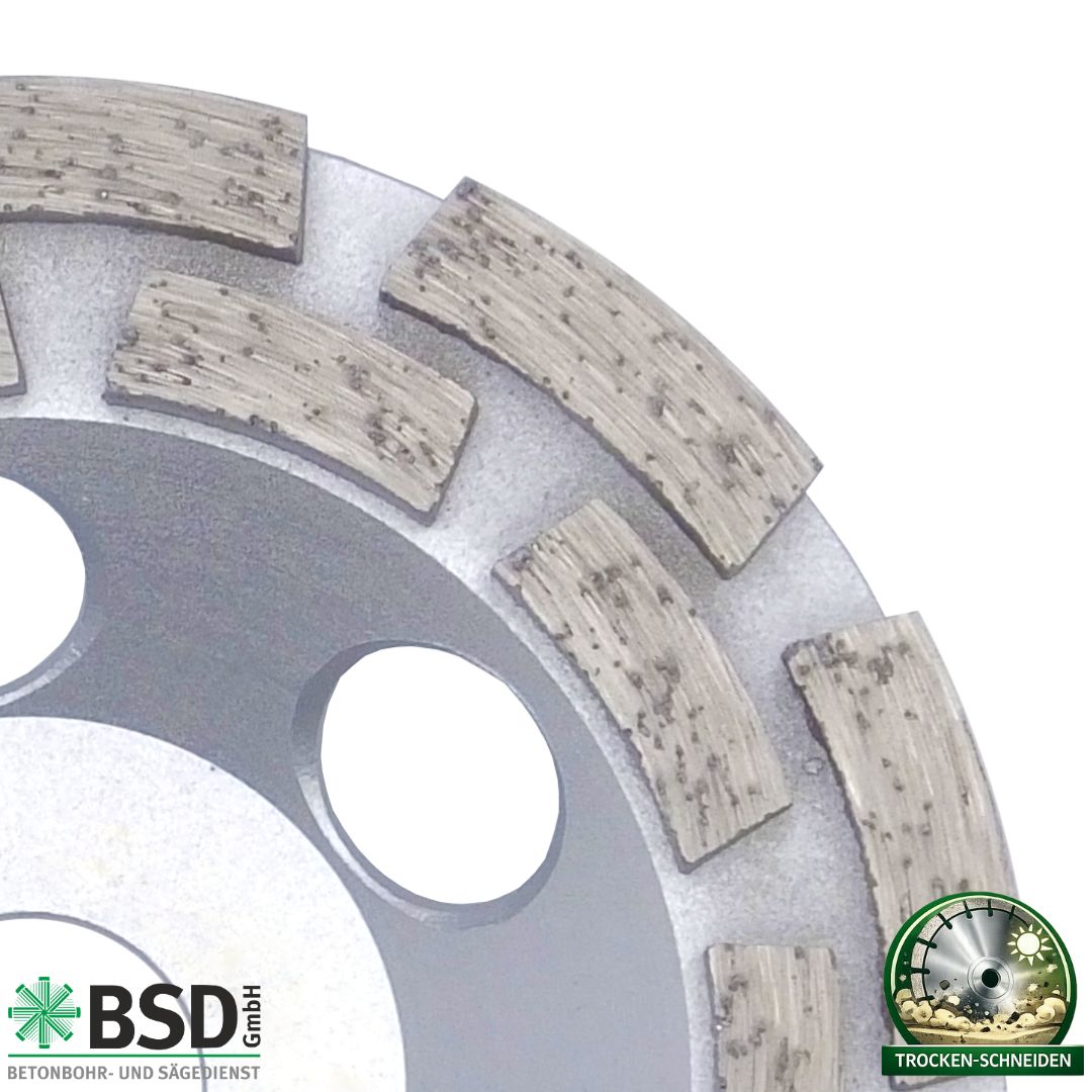 Deine ultimativer PROFI Diamantschleifteller.

Dank der hochwertigen Diamantbestückung eignet sich dieser Diamant Schleifteller für präzise Schleifarbeiten in verschiedenen Werkstoffen wie z.B.:
- Beton / Betonprodukte
- Harter Kleber
- Granit
- Mauerwerk