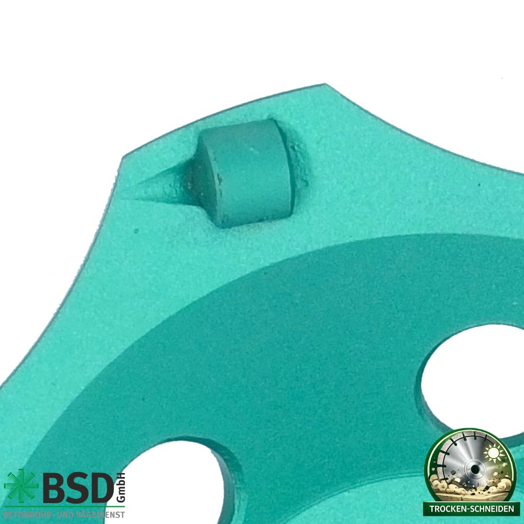 Dank der hochwertigen Diamantbestückung eignet sich dieser Diamant Schleifteller für präzise Schleifarbeiten in verschiedenen Werkstoffen wie z.B.:
- Kleber
- Farbe
- Estrich
- Beschichtung